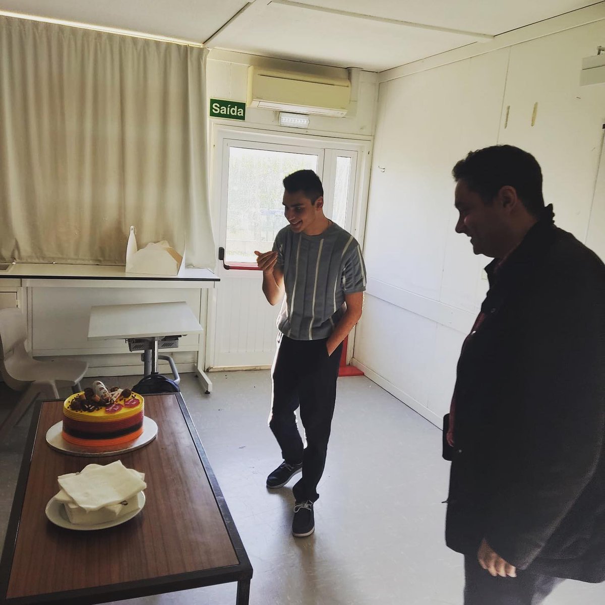 Real_Colegio's tweet photo. Que bom ver o regresso do Alex ao nosso colégio após longos meses em que esteve em tratamento e ausente do colégio por motivos de saúde!

Esta foi a merecida receção! 

#esonossoheroialex https://t.co/7kWUTIRXIp