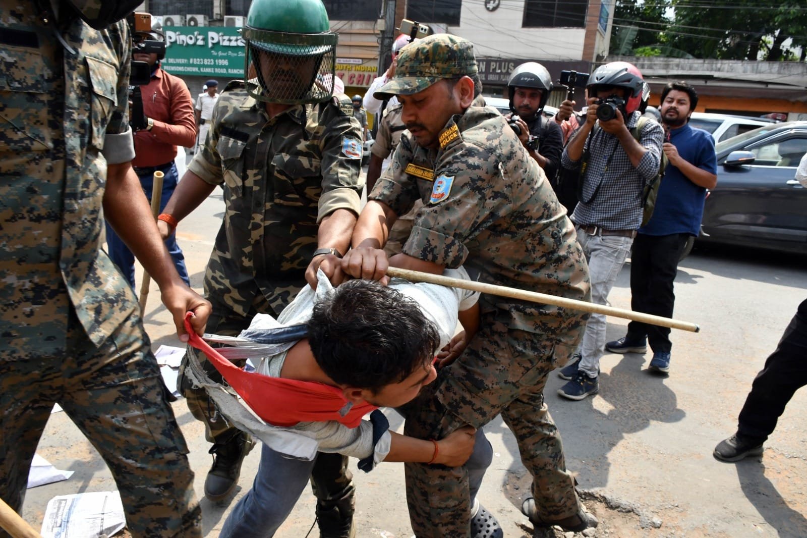CM आवास घेरने जा रहे युवकों को पुलिस ने पहले रोका, न माने तो किया लाठीचार्ज- Police first stopped the youths who were going to besiege the CM's residence, if they did not agree, they lathicharged