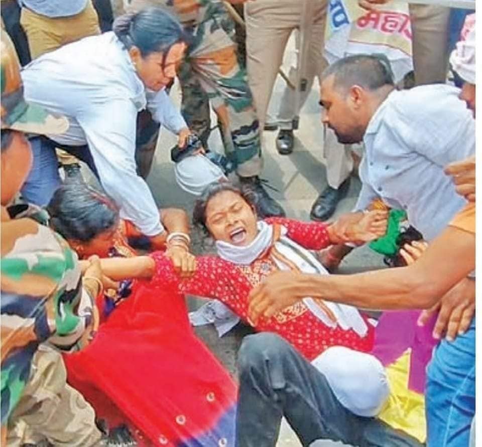 CM आवास घेरने जा रहे युवकों को पुलिस ने पहले रोका, न माने तो किया लाठीचार्ज- Police first stopped the youths who were going to besiege the CM's residence, if they did not agree, they lathicharged