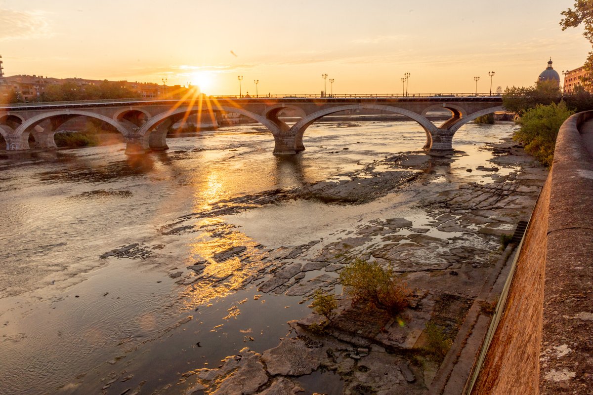 Toulouse's tweet photo. Les 37 communes de Toulouse Métropole sont placées en vigilance en matière de ressources en eau. Il est demandé à chaque usager d’économiser l’eau autant que possible, en réduisant au maximum les consommations non essentielles 👉🏻https://t.co/X42RSR8dp5 https://t.co/jLibVoNpgR