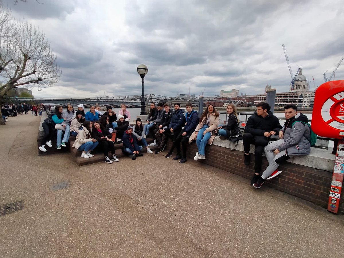 iesvillarrubia's tweet photo. Inmersión lingüística en Londres. Hoy ha tocado paseo por la ciudad. Hemos visto la Torre de Londres, el Puente de Londres, Museo de Arte Moderno. Hemos comido junto al río, paseado junto a la Catedral de S. Pablo y subido a la terraza de un CC. y ver las vistas de Londres. https://t.co/iPwTPEN3ab