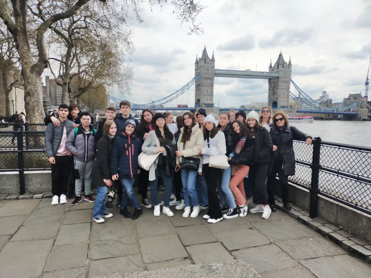 iesvillarrubia's tweet photo. Inmersión lingüística en Londres. Hoy ha tocado paseo por la ciudad. Hemos visto la Torre de Londres, el Puente de Londres, Museo de Arte Moderno. Hemos comido junto al río, paseado junto a la Catedral de S. Pablo y subido a la terraza de un CC. y ver las vistas de Londres. https://t.co/iPwTPEN3ab