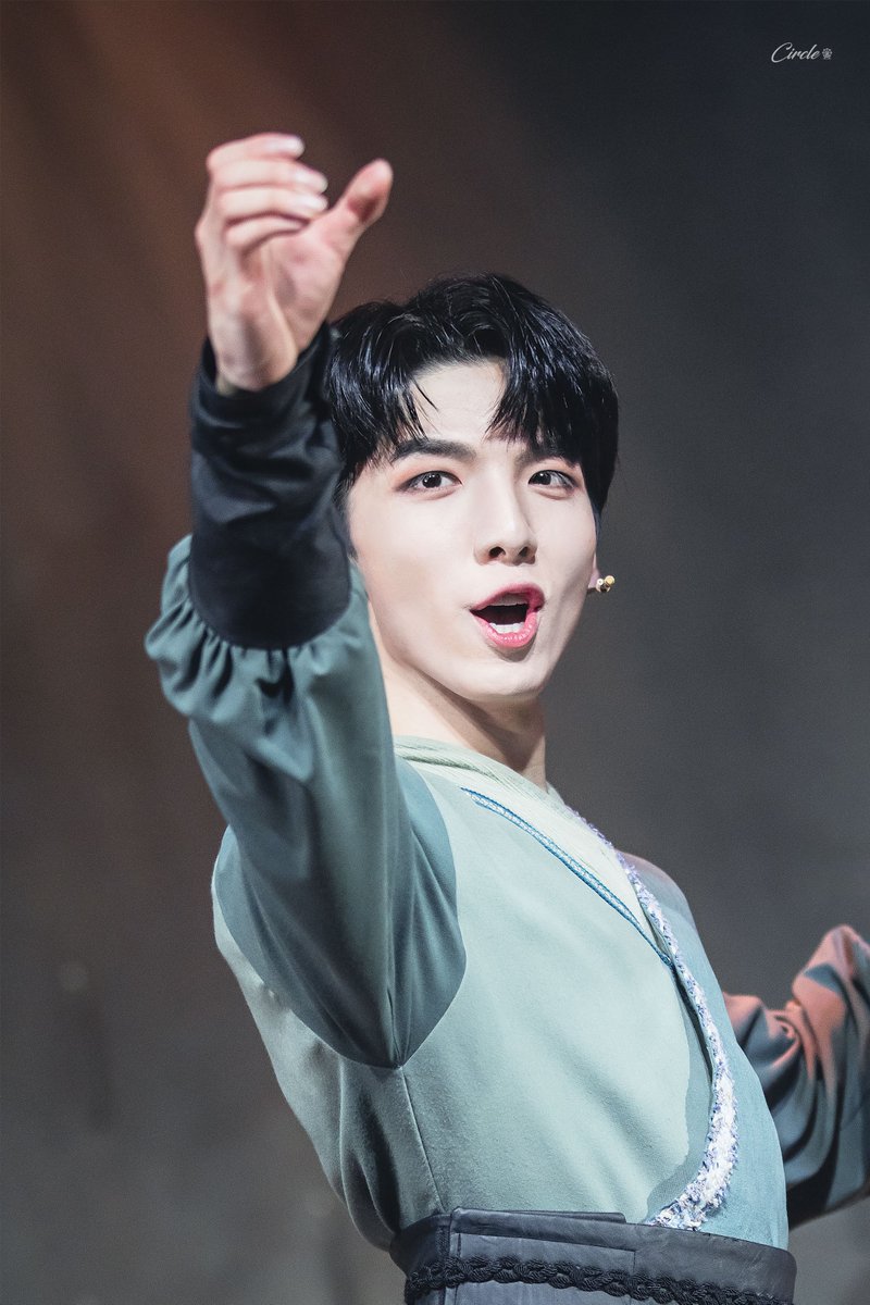 Circle__ym's tweet photo. 230416 밤공 뮤지컬 결투 무대 인사

천천 役ㅣ #김민범 배우님

도나라 최고의 술은 역시 도화주 https://t.co/BDUjjc195R