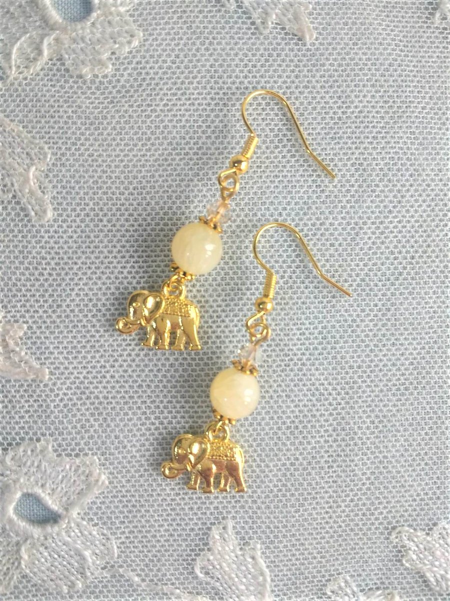 LovesVintage43's tweet photo. 🖤 Golden Elephant Honey Calcite Gemstone &amp; Swarovski Crystal Bead Earrings 🐘#handmade by me 🫶  Also in Clip Ons 🥰Now Shipping to USA! 🇺🇸 #MHHSBD #TheCraftersUK #CraftBizParty #UKMakers #shopsmall #Boho #bohohippie #shopindie #elephants #AnimalLovers https://t.co/ioZ80tbwh6 https://t.co/8JNf3ncNOK