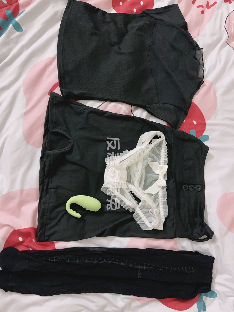 本来想写小黄文来着 然后突然写嗨了  决定一个人出门微露出一下找找感觉！小作文写完发 先发发今晚穿搭（真的怂 敢一个人出门已经鼓足勇气了(,,•́.•̀,,) https://t.co/2gUq8GgWeU