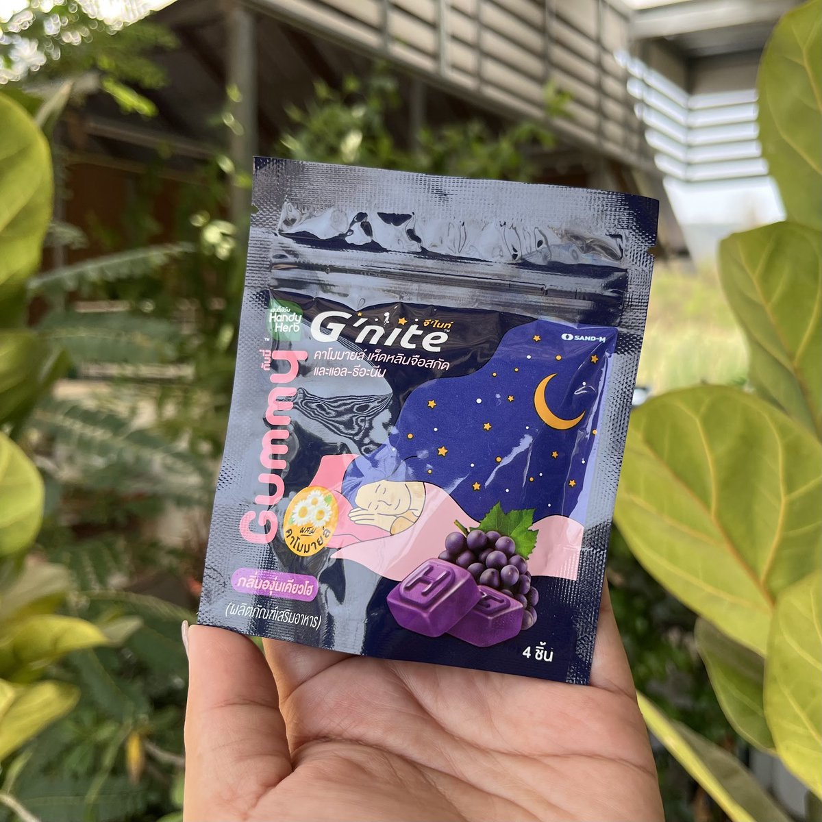 nung__neang's tweet photo. เปลี่ยนที่นอนบ่อย 🛌 นอกจากมีพระติดตัว ก็เห็นจะเป็น G’nite Gummy นี่แหละสาว 5555 คือฉันผู้เป็นคนหลับยาก เลิฟสิ่งนี้ กัมมี่เคี้ยวหนึบๆ หอมองุ่นเคียวโฮ ที่สำคัญกินง่ายอร่อยด้วย ไปเที่ยวทริปไหนๆ ต้องพกไปตลอด 😴💤 หลับสบาย #เคี้ยวปั๊บหลับทุกทริป https://t.co/i3aYJiJNba