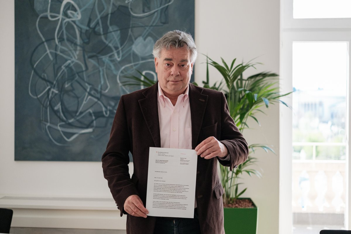 Foto von Vizekanzler Werner Kogler mit dem Brief an den iranischen Sportminister.