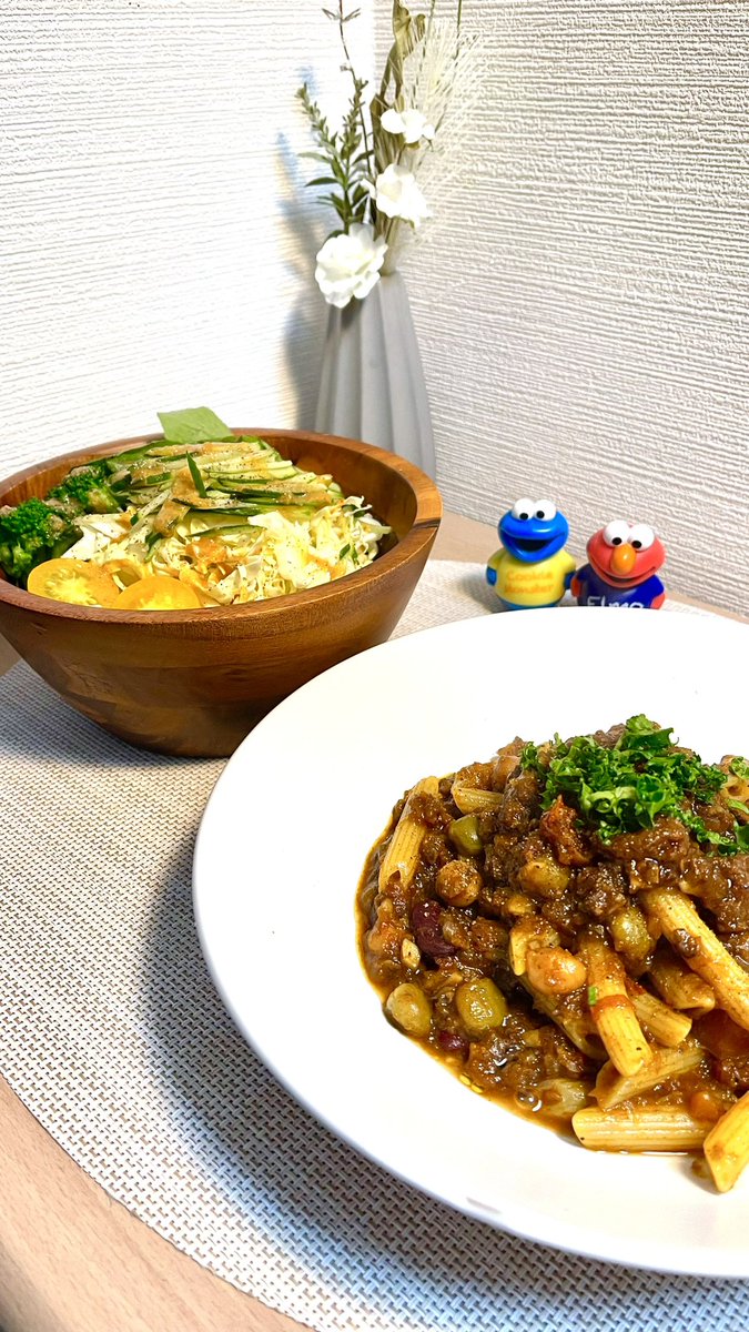 ✨本日の ✨ ▶️昨日のカレーをペンネリガーテと共に ▶️色々サラダ🩵 ごちそうさまでした😋 パスタにしても美味い😁