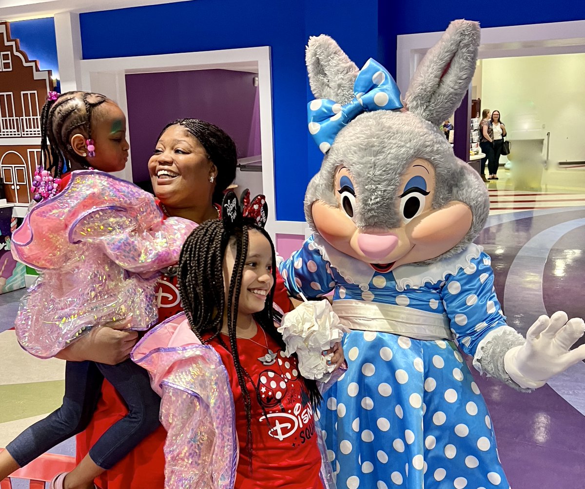 GKTWVillage's tweet photo. ✈️ Our motivation this Monday? The incredible #BestFlightEver wish kids and families who came to GKTW last week! Their time here kicked off w/ a pizza party in the Gingerbread House, & Mayor Clayton and Ms. Merry were sure to come by and give them a warm welcome!🍕 https://t.co/OJR32Ptc8U