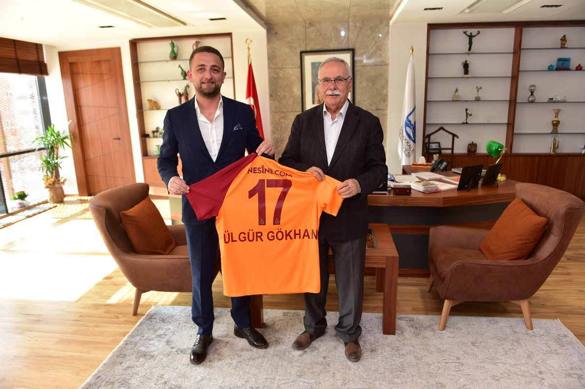 ulgurgokhan17's tweet photo. Takımım Galatasaray'ın Çanakkale Taraftarlar Derneğine ziyaretleri ve anlamlı hediyeleri için çok  teşekkür ediyorum. 😊 https://t.co/sgLnPv7NPi