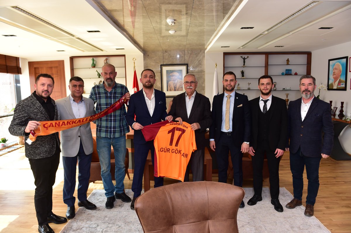 ulgurgokhan17's tweet photo. Takımım Galatasaray'ın Çanakkale Taraftarlar Derneğine ziyaretleri ve anlamlı hediyeleri için çok  teşekkür ediyorum. 😊 https://t.co/sgLnPv7NPi
