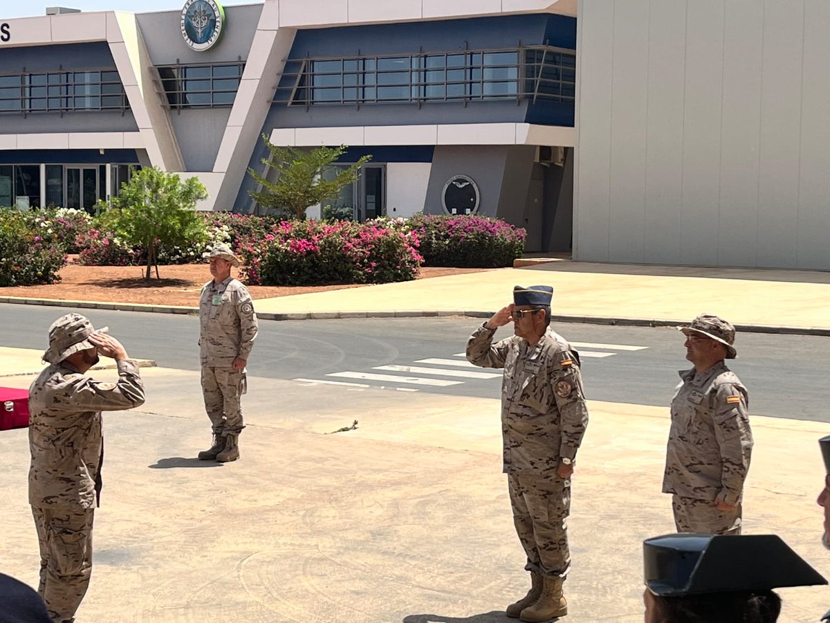 EMADmde's tweet photo. Tras realizar un excelente trabajo en apoyo a nuestros aliados 🇫🇷, el 40º #DestacamentoMarfil 🇪🇸 es relevado por el 41º contingente, continuando con un compromiso de más de 10 años de trabajo por la estabilización del #Sahel.
@EjercitoAire #MOPS https://t.co/W4yTOqsQp3