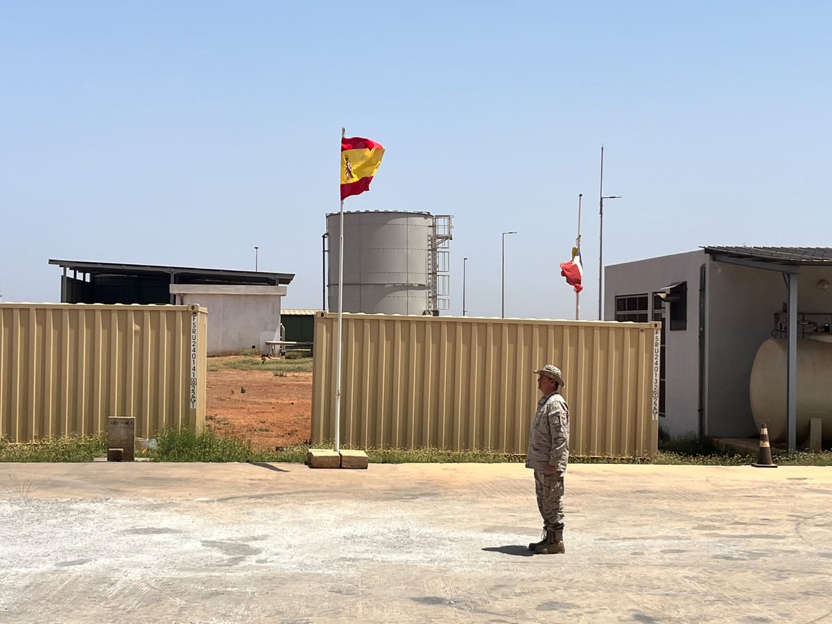 EMADmde's tweet photo. Tras realizar un excelente trabajo en apoyo a nuestros aliados 🇫🇷, el 40º #DestacamentoMarfil 🇪🇸 es relevado por el 41º contingente, continuando con un compromiso de más de 10 años de trabajo por la estabilización del #Sahel.
@EjercitoAire #MOPS https://t.co/W4yTOqsQp3