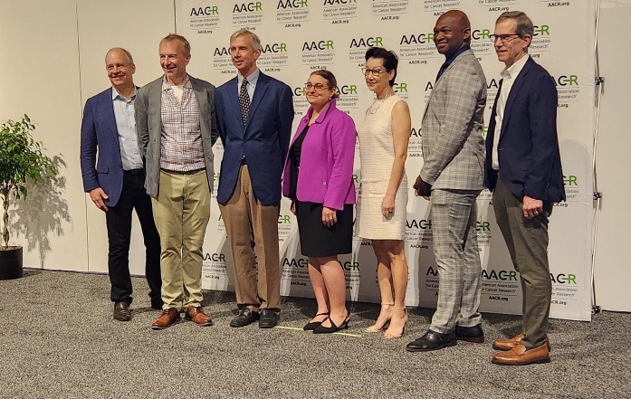 AACR's tweet photo. Session chair Peter Kuhn and Annual Meeting Program Chair Robert Vonderheide with the speakers in today's Plenary Session on Early Detection and Interception of   Cancer: Phil H. Jones, @DrShelleyHwang, @PhilFebboMD_CMO, Elana @FertigLab, and Karriem Watson. #AACR23 @pkuhn1 https://t.co/KEd6yEEYhq