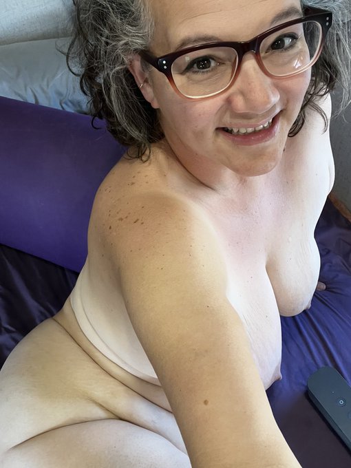 Happy Monday! Let&rsquo;s kick start this week off right!! 💜 @lustycams4you https://t.co/uvFHJO85fb