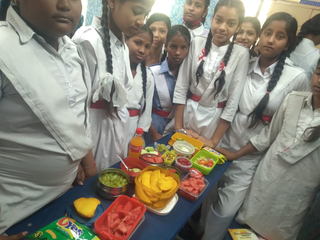 hos1411038's tweet photo. It's health that is real wealth - Students at GGSSS Anandwas (1411038) enjoying mini snacks .
Learning  life long Healthy eating habits .
@Dir_Education 
@gupta_iitdelhi 
@PbpandeyB https://t.co/hYzPLmpXYJ