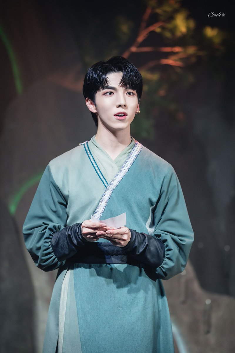 Circle__ym's tweet photo. 230416 밤공 뮤지컬 결투 무대 인사

천천 役ㅣ #김민범 배우님 https://t.co/up7S6Q8SWG