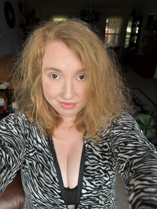 Good morning everyone, time for some spring cleaning! After that it&rsquo;s time to write. Love you all! https://t<a href="/tag/newprofilepic"class="tags"><span>#newprofilepic</span></a>