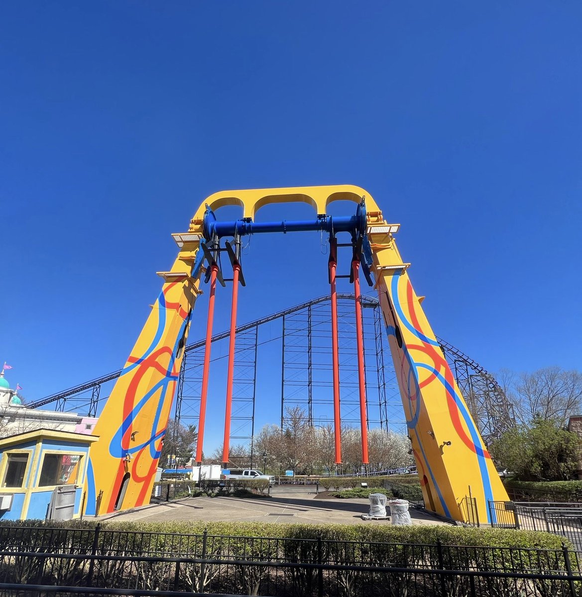 BaynumSolutions's tweet image. We agree with you, @Kenny_Kangaroo- THAT is a transformation! SwingShot’s makeover is complete and looks fantastic. Here’s a behind the scenes look on how those colorful swirls came to be. #kennywood #BaynumSolutions #BehindTheScenes