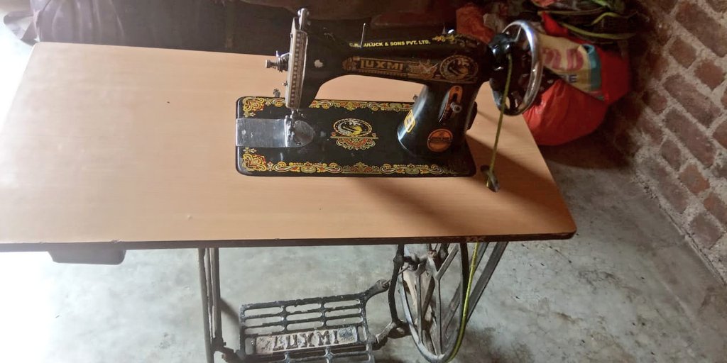 kausar_nargis's tweet photo. Alhamdulillahi Rabbil Aalameen
26th request of #Sewing_machine achieved with the help of all of you
Jazakumullahu Khaira to all
This machine is for a single mother of 2 small kids,
She do labour wrk for their education.
She knows sewing.
#RT https://t.co/AQQddg40pp