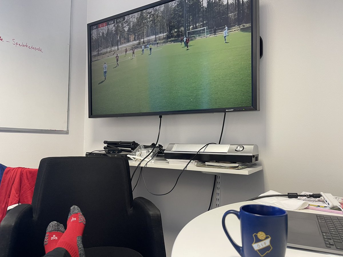 frostrom's tweet photo. När man har kafferast på jobbet. ⚽️ https://t.co/MU45Kfnq8W