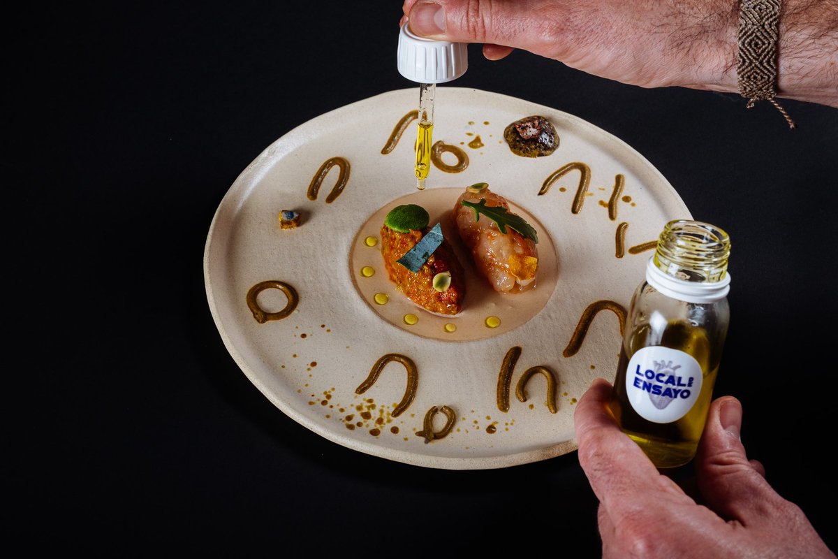 dlcocinero's tweet photo. Tartar de tomate raf a modo de steak, gamba roja de Águilas, agua de tomate aliñada y diferentes tipos de halófilas.
📸 @sergiogoncharoff @localdensayo
#localdeensayo #puentetocinos #murcia #tradicionrevisada #tomateraf #gambarojadeaguilas #davidlopez https://t.co/lwyFDYzT2X
