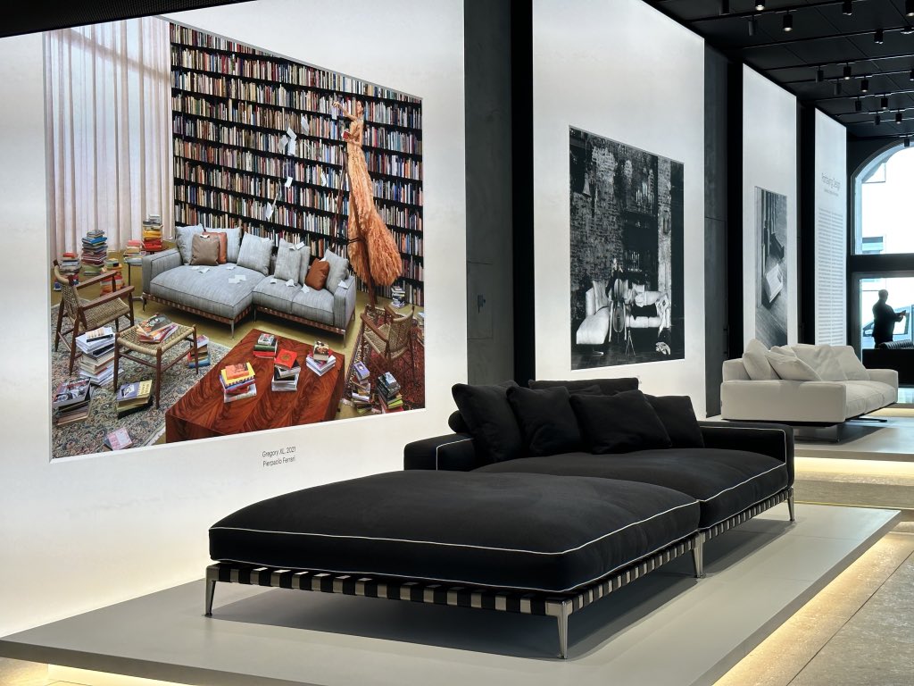 nobi's tweet image. #flexform @Flexform_ITA はこれまで同社の広告を撮ってきたフォトグラファーの写真から現在も継続販売してる家具の写真を厳選して家具と共に展示。
Maxをベースに進化させたSupermaxも展示中
#BRERADESIGNDISTRICT
#MILANODESIGNWEEK