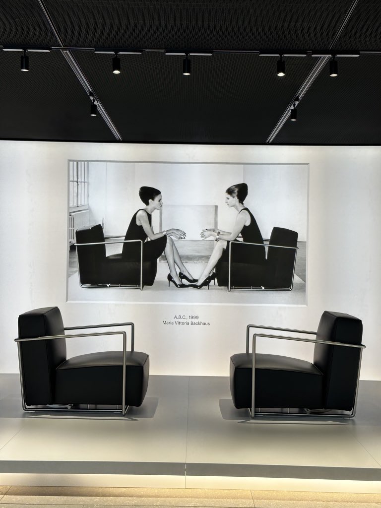 nobi's tweet image. #flexform @Flexform_ITA はこれまで同社の広告を撮ってきたフォトグラファーの写真から現在も継続販売してる家具の写真を厳選して家具と共に展示。
Maxをベースに進化させたSupermaxも展示中
#BRERADESIGNDISTRICT
#MILANODESIGNWEEK