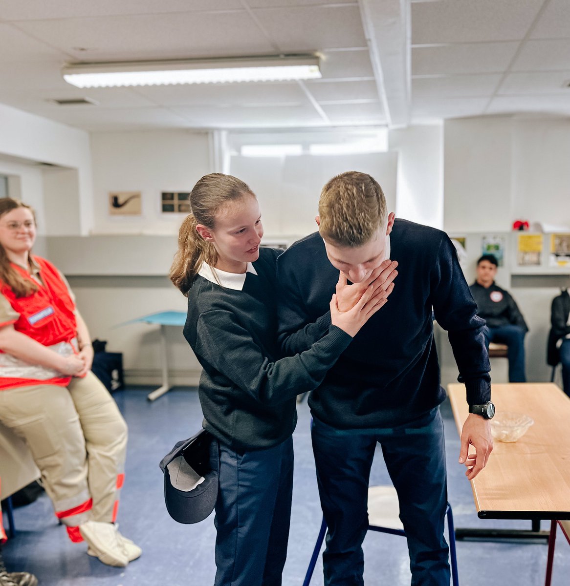 AcReims's tweet photo. Au lycée agricole de Sommes-Vesle (51), les volontaires du #SNU ont débuté leur séjour. Au programme de cette 1ère journée : sensibilisation aux premiers secours et apprentissage des gestes qui sauvent. Une formation donnée par des intervenants de la @CroixRouge51. @snujemengage https://t.co/JPbxw85BjW