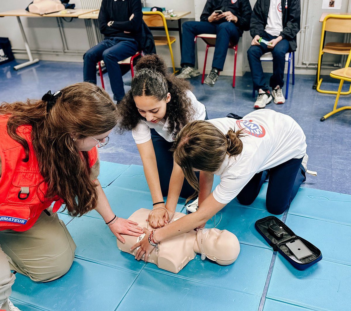 AcReims's tweet photo. Au lycée agricole de Sommes-Vesle (51), les volontaires du #SNU ont débuté leur séjour. Au programme de cette 1ère journée : sensibilisation aux premiers secours et apprentissage des gestes qui sauvent. Une formation donnée par des intervenants de la @CroixRouge51. @snujemengage https://t.co/JPbxw85BjW