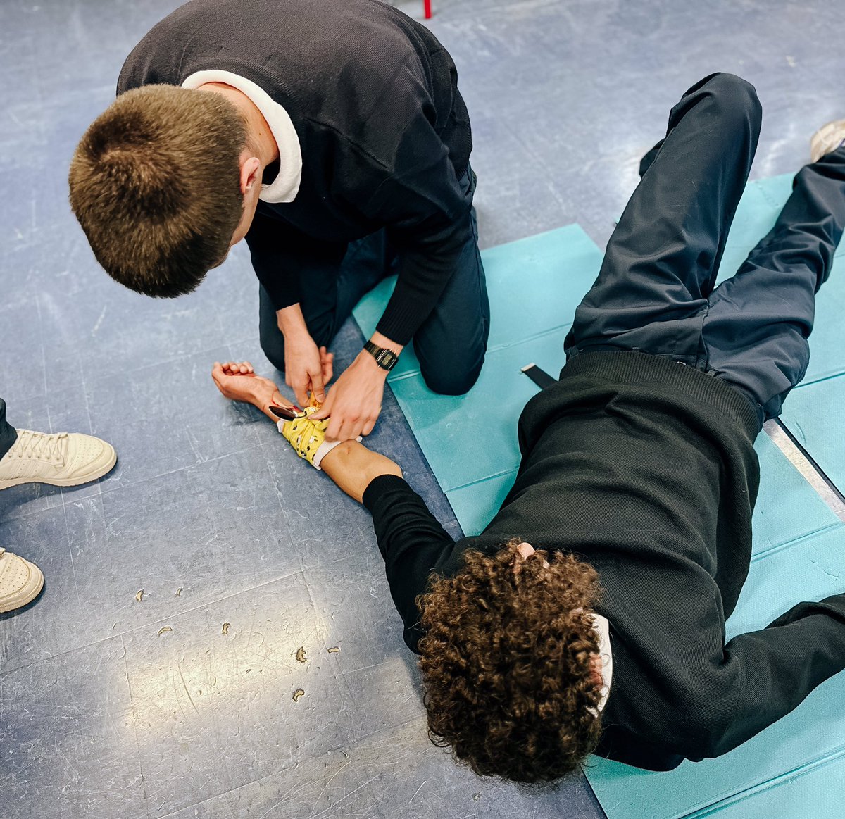 AcReims's tweet photo. Au lycée agricole de Sommes-Vesle (51), les volontaires du #SNU ont débuté leur séjour. Au programme de cette 1ère journée : sensibilisation aux premiers secours et apprentissage des gestes qui sauvent. Une formation donnée par des intervenants de la @CroixRouge51. @snujemengage https://t.co/JPbxw85BjW