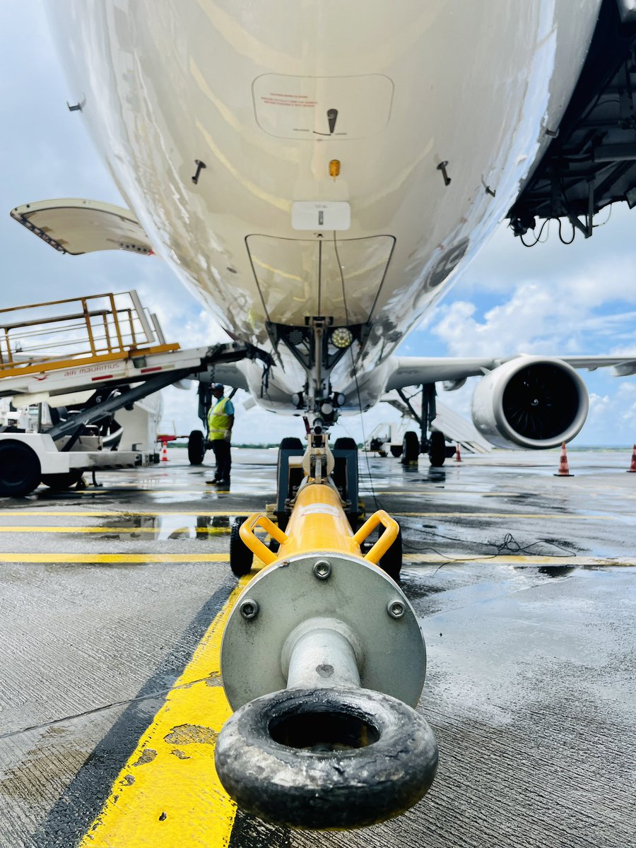 tweetpratikm's tweet photo. Rainy departure from FIMP’s runway 14 and headed to Mumbai. Uplifted 18.5tons of fuel. Flew a distance of 2585Nm in 5hrs and 42mins and ended up burning 14.3tons. #vistara #airbus #a321Nx #lifeontheramp #cfm #leap1a #edto #UK242 #mauritius #VTTVH https://t.co/2PxUxNKF2c