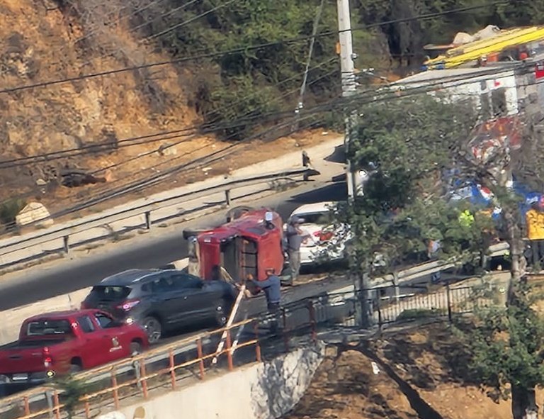 sitiodelsuceso's tweet photo. AHORA: Volcamiento de camioneta en Camino Troncal, altura El Olivar. Congestión alta desde Quilpué hacia Viña del Mar (imagen @mafi_pili ) https://t.co/yk5BYrK4re