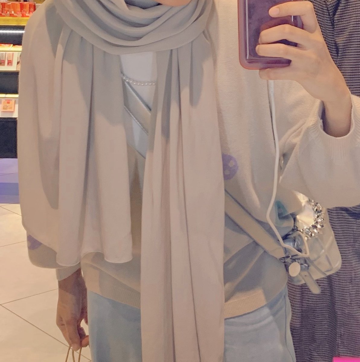 k1naas's tweet photo. Shawl instant ni nak buat style selempang boleh, nak buat macamni pun onzzz

Yang i pakai ni material chiffon. Senang sebab dia ada scarf sekali attach kat shawl. Belakang scarf tu ada tali so dia tak senang bergerak https://t.co/ZeNPXlLmsi