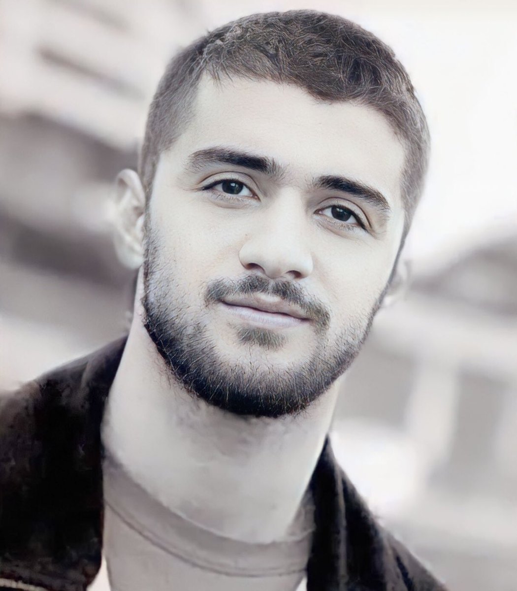 shimababaeii's tweet photo. این انگشتر در زندان دست #محمدمهدی_کرمی بود.
جوان بلند پرواز و پرانرژی که امید داشت؛
به دوستانش گفته بود: تا عید احتمالا همه چیز عوض شده، توروخدا اگه انقلاب شد پا نشید برید میدون آزادی برقصید، بیاید جلوی زندان منم آزاد کنید.
اما جوری برای اعدام بردنش که حتی فرصت نکرد خداحافظی کنه. https://t.co/u8mnhh4PdG