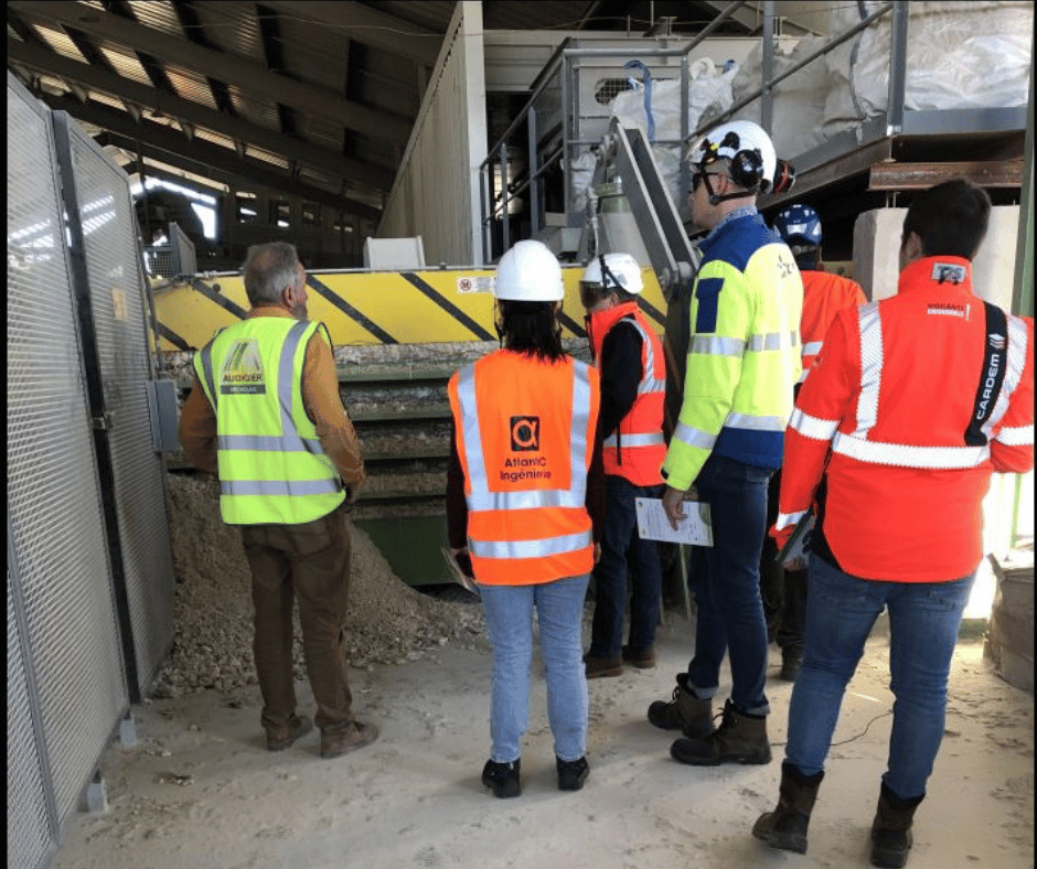 recyclage26200's tweet photo. 𝗩𝗜𝗦𝗜𝗧𝗘 𝗖𝗟𝗜𝗘𝗡𝗧𝗦 🦺
En mars dernier, nous avons fait visiter notre #centrederi,  à @EDFofficiel  et à la #CARDEM. Ils ont découvert toutes nos démarches de revalorisations des #déchets 
🙏 Merci à eux, pour l'intérêt porté à notre activité.
#audigierecyclage #recyclage https://t.co/b33bYq1v99