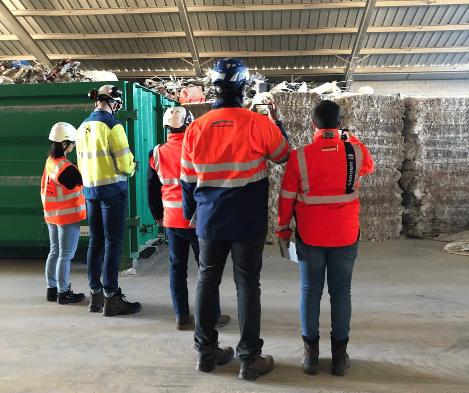 recyclage26200's tweet photo. 𝗩𝗜𝗦𝗜𝗧𝗘 𝗖𝗟𝗜𝗘𝗡𝗧𝗦 🦺
En mars dernier, nous avons fait visiter notre #centrederi,  à @EDFofficiel  et à la #CARDEM. Ils ont découvert toutes nos démarches de revalorisations des #déchets 
🙏 Merci à eux, pour l'intérêt porté à notre activité.
#audigierecyclage #recyclage https://t.co/b33bYq1v99