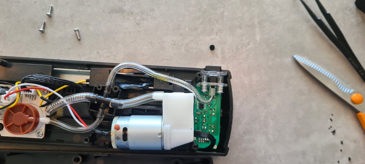 fuzzyOrangeHead's tweet photo. Second time I'm taking this vacuum packer apart. It struggled to hold a vacuum. The little black dot was the perpetrator. Swapped it with a rubber gasket. https://t.co/mvQRZ2kHg5