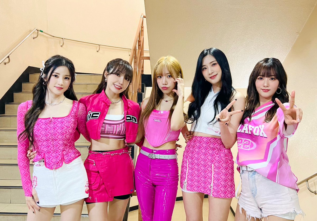 EXOPINKBASE's tweet photo. #exopink : fanmeeting

‘ #surong #baekmi #chanji #kyungjoo #seyoung
‘‘ #aurepio #kyongchu https://t.co/amZCfovcz6