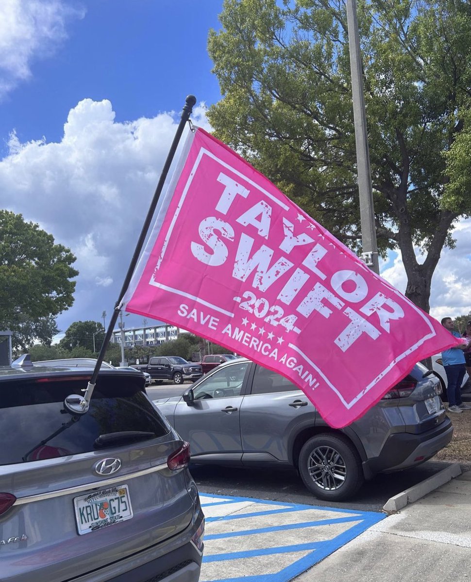 TSTheErasTour's tweet photo. 😍 #TaylorSwift https://t.co/ksN0P4gZ2q