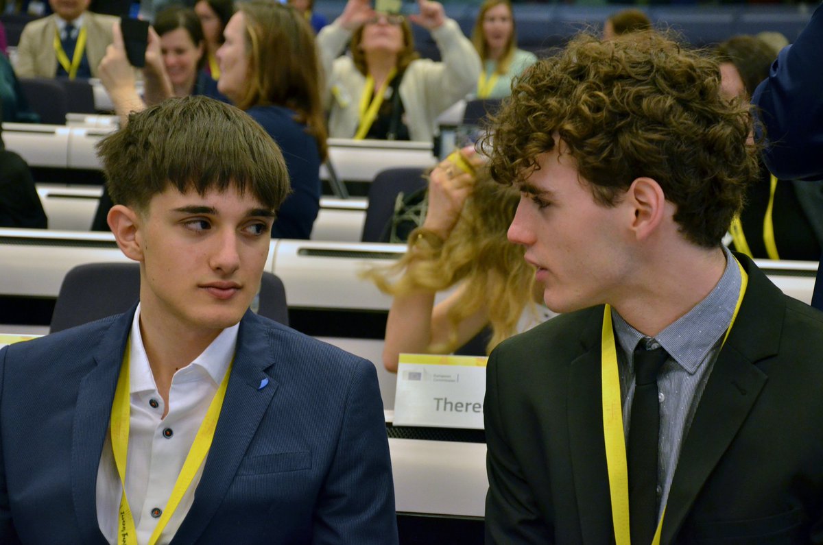 maurin_anne's tweet photo. Retour en images sur le concours européen #juvenestranslatores : le champion de France vient du #lp2i 🥳bravo à lui ! Promis on renouvelle le concours l'année prochaine 😁 https://t.co/0OcpcYkfsr