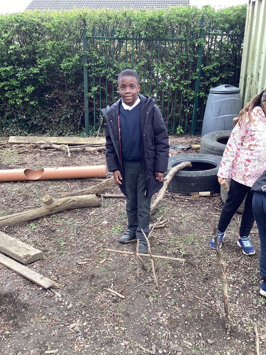 IPMATTowngate's tweet photo. This afternoon #class2TPA enjoyed their first Forest School session. They started by picking up litter to help keep animals and insects safe. They then used natural materials to make their own dens and homes for the insects to live in #outdoorlearningTPA https://t.co/kLEUDgZFAP