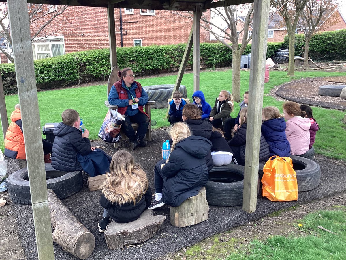 IPMATTowngate's tweet photo. This afternoon #class2TPA enjoyed their first Forest School session. They started by picking up litter to help keep animals and insects safe. They then used natural materials to make their own dens and homes for the insects to live in #outdoorlearningTPA https://t.co/kLEUDgZFAP