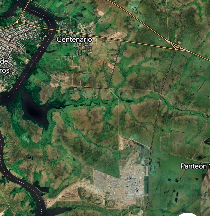 La tercera y mayor planta de celulosa (abajo) es varias veces más grande que el ejido urbano del pueblo donde se ubica: Centenario (arriba). Es acá al lado. En Uruguay 🇺🇾 y con una inversión de 3400 palos verdes generará 7000 empleos. Un monstruo hermoso🔥 ¿Y Argy? Bien, gracias