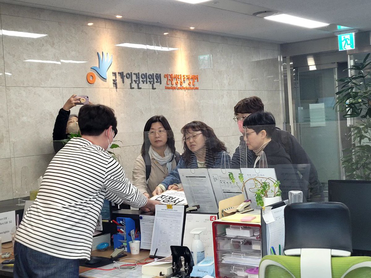 elementary6000's tweet image. 오늘 경찰의 폭력 진압에 대한 국가인권위원회 진정 기자회견을 진행했습니다.

50명이 넘는 동지들이 와주셨습니다. 기사도 하나둘씩 나오고 있습니다. 

“인권 그런거 모른다”던 경찰 이제는 배우셔야할 겁니다.