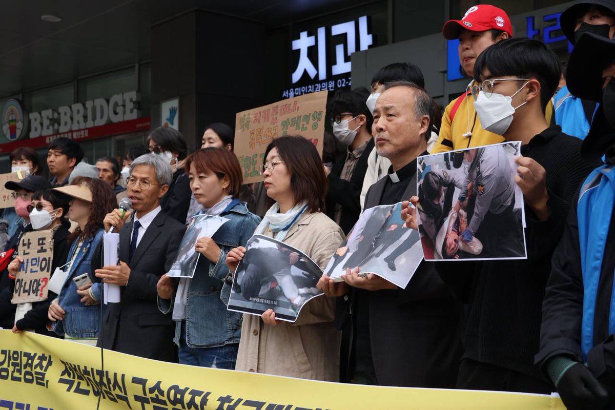 elementary6000's tweet image. 오늘 경찰의 폭력 진압에 대한 국가인권위원회 진정 기자회견을 진행했습니다.

50명이 넘는 동지들이 와주셨습니다. 기사도 하나둘씩 나오고 있습니다. 

“인권 그런거 모른다”던 경찰 이제는 배우셔야할 겁니다.