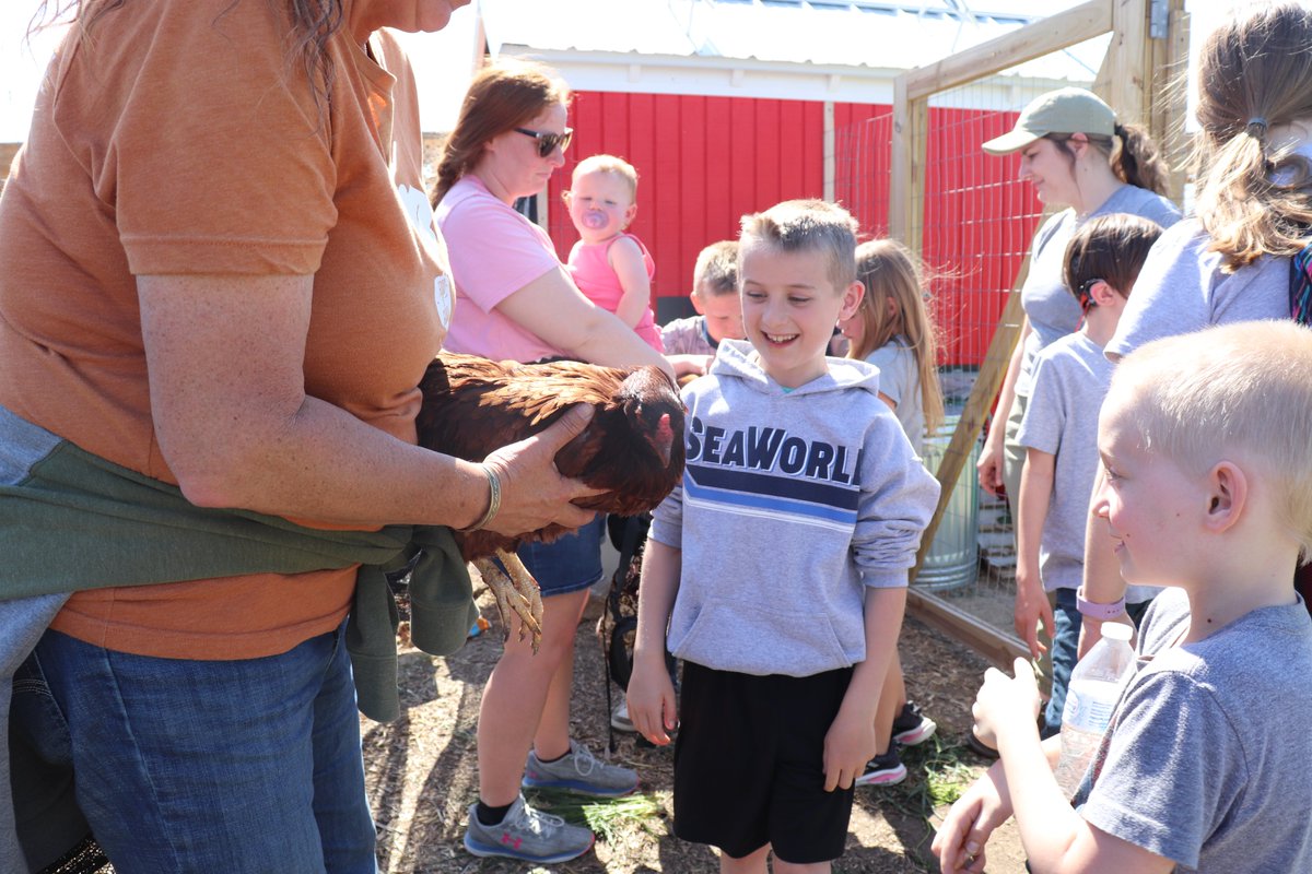 Week 2 of field trips at Columbia's Agriculture Park! Field trips at the park are a great opportunity for young learners to connect to agriculture and their environment through hands-on experiences, such as tasting fresh produce and petting our chickens!🌿💕