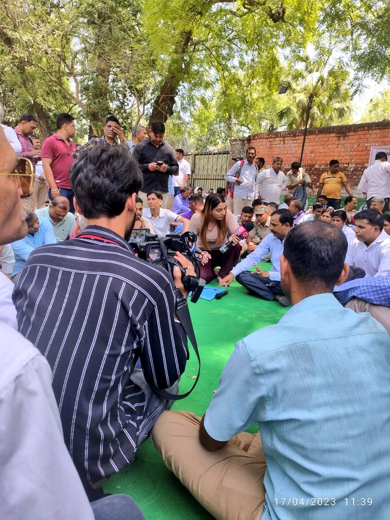 #धरना_जंतर_मंतर  
होमगार्ड्स की मांग पूरी करो
देश आजाद-अंग्रेजों के नियम लागू क्यो 
75 साल से "निष्काम सेवा" "स्वयंसेवक" जैसे शब्द अब नियमों में बदलाव जरूरी...
<a href="/AmitShah/">Amit Shah</a> <a href="/ArvindKejriwal/">Arvind Kejriwal</a> <a href="/narendramodi/">Narendra Modi</a> <a href="/raghav_chadha/">Raghav Chadha</a> <a href="/LtGovDelhi/">LG Delhi</a> <a href="/CMODelhi/">CMO Delhi</a> <a href="/PMOIndia/">PMO India</a> <a href="/sbksinghips/">S b k singh</a> <a href="/DGHomeGuard/">Directorate General Home Guards Delhi</a> <a href="/ANI/">ANI</a>