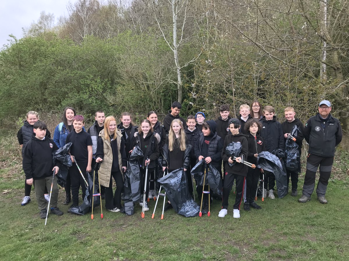 Well done to the primary 7 pupils from Gore Glen Primary School who took part in a litter pick today at Gore Glen Woodland Park with Midlothian Ranger Alan Krumholds. This was for the Keeping Scotland Beautiful campaign. #keepingscotlandbeautiful #pickupyourlitter