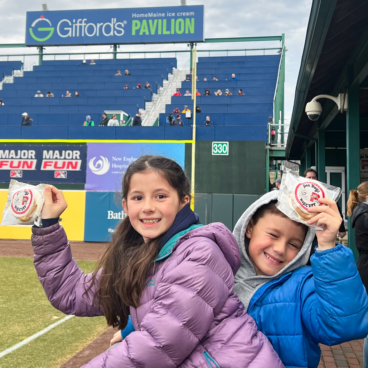 GiffordsMaine's tweet image. As iconic as the 7th inning stretch, the Sea Dogs Biscuits are back for the @PortlandSeaDogs 2023 season! Gifford's CEO, Lindsay Gifford Skilling, and her kids headed out to Hadlock Field for opening day and a Sea Dog Biscuit - or three! So delicious and #KidApproved ⚾️🍦🍪